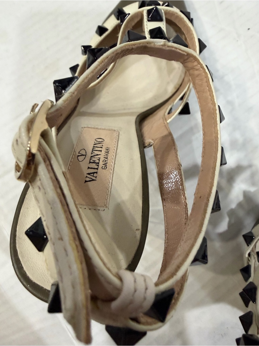 Valentino Garavani Olive Pointed-Toe T-Strap Rockstud Flats with Ivory Trim 6.5 - Picture 4 of 8